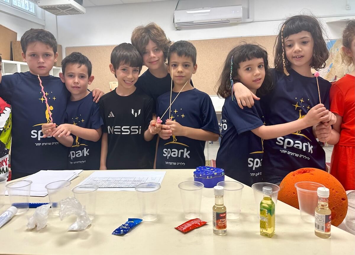 ילדים חוקרים ומתנסים בפעילות מדעית