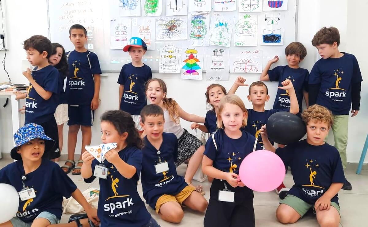 קבוצת ילדים בפעילות משותפת של Spark